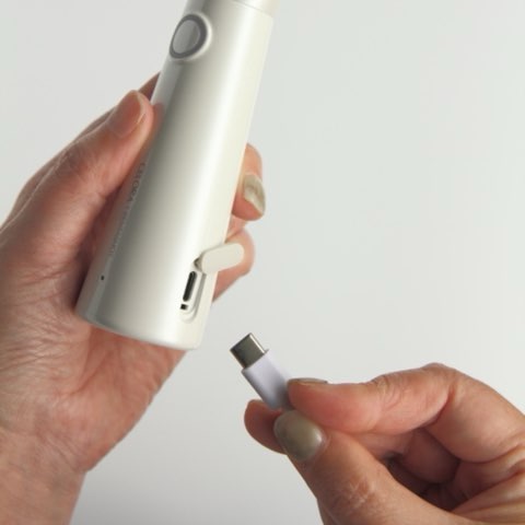 充電もラクラク。1回で約1か月使える！