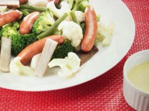 温野菜とウインナーのオランデーズソース