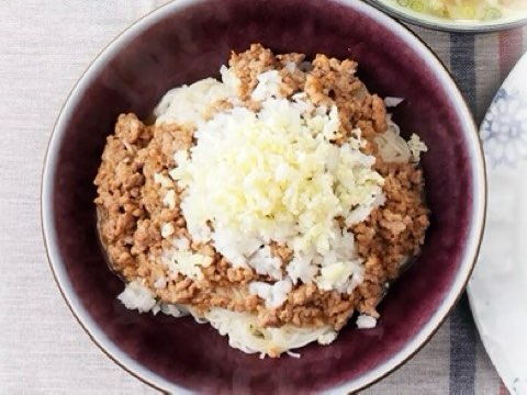 チーズと豚ひき肉の和え麺