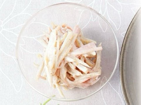 ごぼうとハムの水切りヨーグルトサラダ