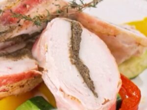 鶏むね肉のベーコン巻き タプナードソース