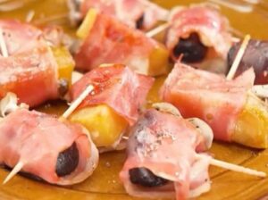 干し芋とプラムのベーコン巻き